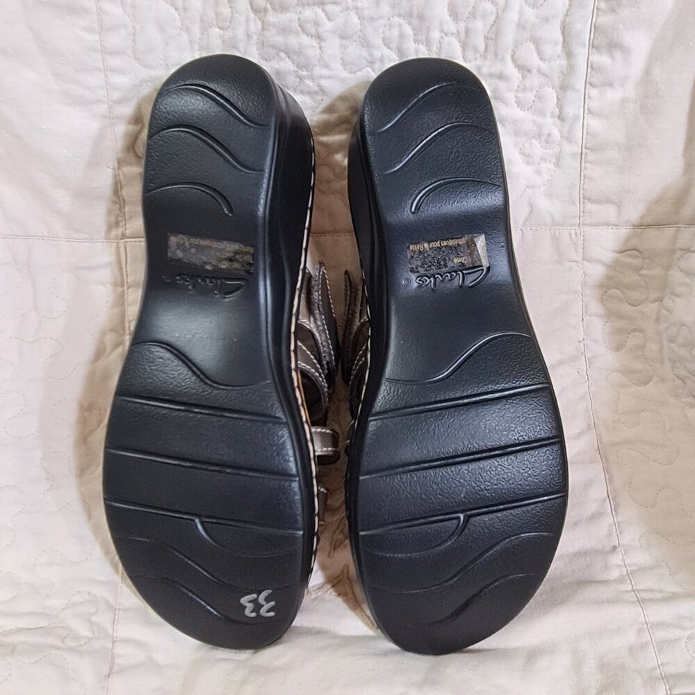 NWOB Clarks Bendables Lexi Holly Metallic Velcro Sandals 8.5 - Picture 3 of 6